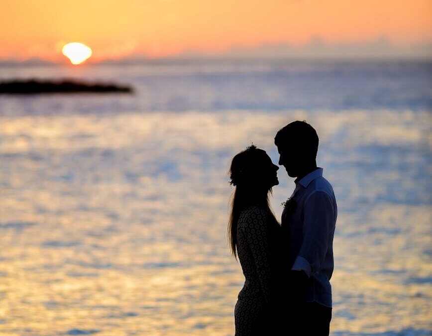 silhouette of couple on seashore